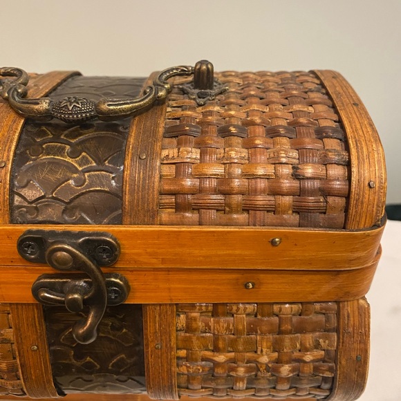 Vintage Woven Wicker Storage Chest Box Embossed Decorative Hardware Hinged Lid - Picture 6 of 17